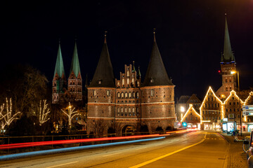 Fototapeta na wymiar Lübecker Holstentor bei Nacht