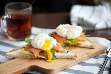 Poached eggs with salmon on toasted bread