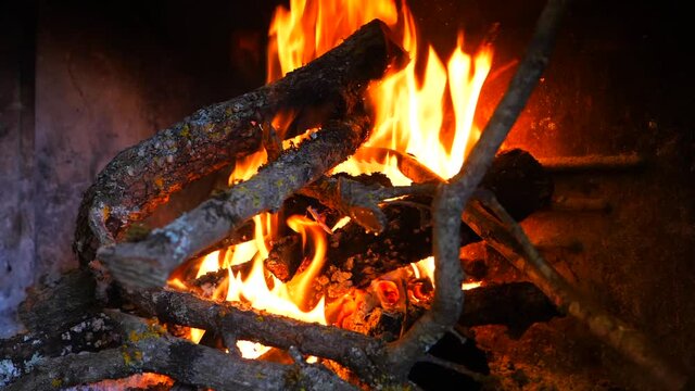 Fuoco che arde nel caminetto
Ripresa in slowmotion di un caminetto con legna che brucia