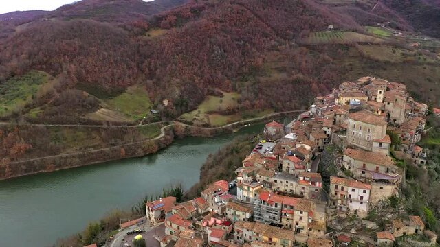 Veduta aerea di &laquo;Castel di Tora&raquo; vicino a Roma, Lazio
Ripresa aerea con drone di Castel di Tora che affaccia sul lago del Turano in provincia di Rieti, Lazio, Italia
