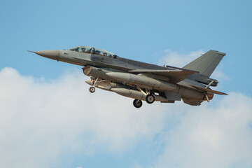 Fototapeta na wymiar Avión de combate monomotor aterrizando con el tren de aterrizaje bajado F-16