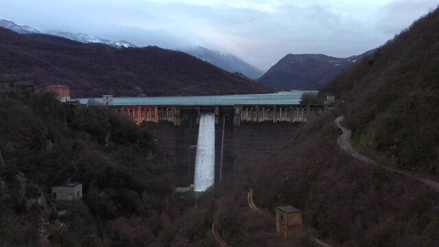 Diga del lago del Turano, Rieti
Ripresa aerea con drone della diga e della cascata del lago del Turano in provincia di Rieti, Lazio, Italia