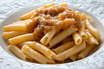 Ziti con salsa alla genovese, piatto di pasta della tradizionale napoletana, Cibo Italiano
