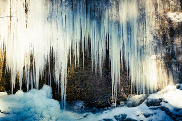 Eiszapfen in den Bergen