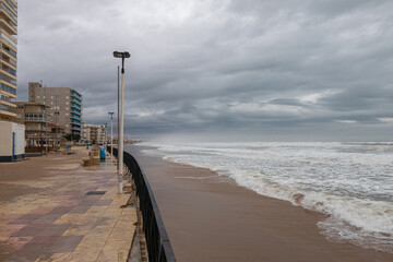 Obraz premium Storm on the beach, with a storm surge and cloudy skies