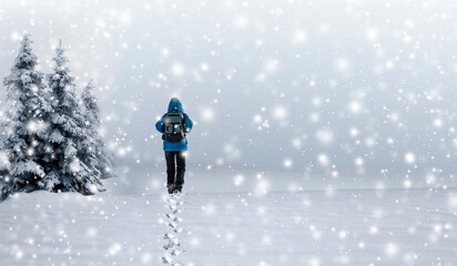 Person mit Blaue Jacke wandert im Schnee