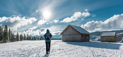 Person mit Blaue Jacke wandert im Schnee