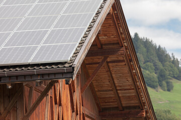 Obraz premium Rural scene of an alpine barn with photovoltaic panels