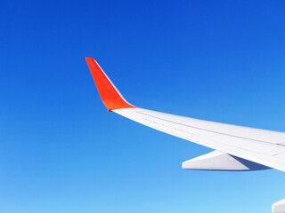 Fototapeta premium 青い空と飛行機の翼（快晴）