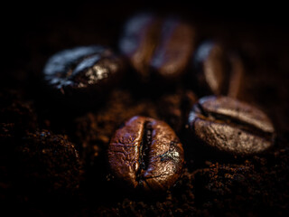 Fototapeta premium Makro Kaffeebohnen auf gemahlenem Kaffeepulver