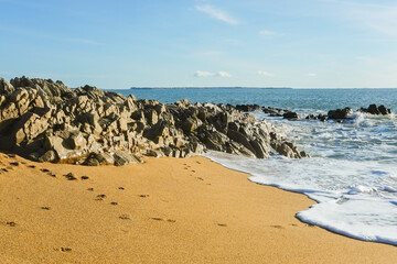 Rochers se jetant dans la mer par une belle journée automnale.
