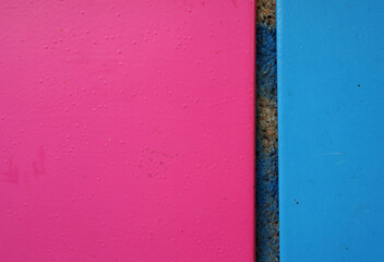 blaue und pinke Wandplatten