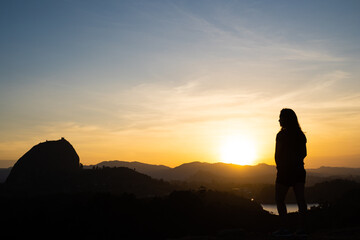 Coucher de soleil avec silhouette sur la Piedra del Peñol, a Guatapé, Colombie 