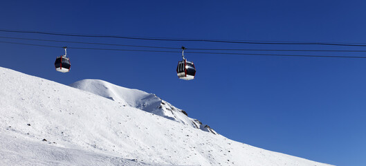 Fototapeta na wymiar Gondola lift and ski slope