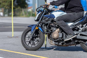 Obraz na płótnie Canvas motorcyclist makes a turn close up