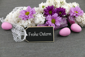 Osterdekoration und Karte mit Schriftzug Frohe Ostern