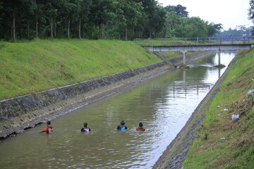 The fish finders by flowing electricity into the water in the Mataram Selokan river. This method can kill other biota ecosystems.