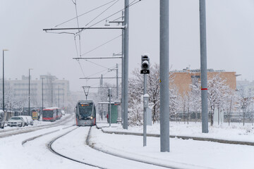 Tranvía de Zaragoza sobre las vías nevadas tras el paso de la ola de frío en Enero de 2021 