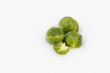 grüner Rosenkohl auf Schnee im Winter