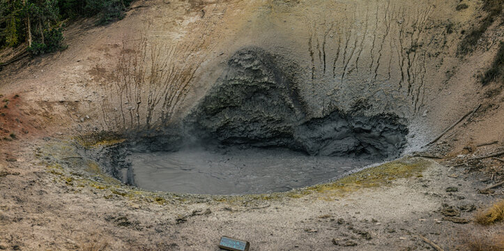 Wide shot of Mua vulcano in yellowstone national park in america