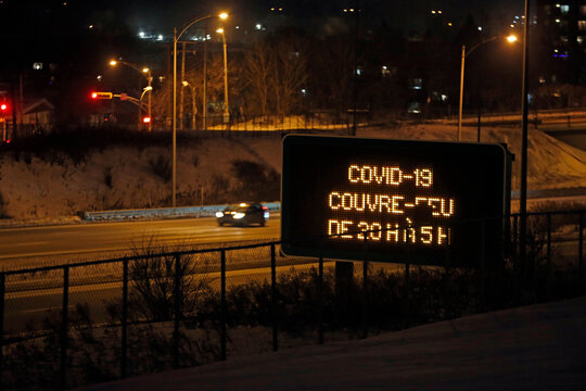 Panneau routier pour avertir du couvre-feu en vigueur à partir de 20 heures. à 5 h au Québec