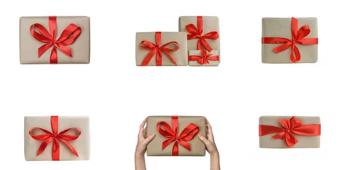 Stoff pro Meter Eine Reihe von Geschenkboxen mit rotem Band. Weihnachtsgeschenke isoliert auf weißem Hintergrund © Albert Ziganshin
