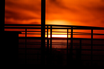 Fototapeta premium Atardecer anaranjado entre edificios
