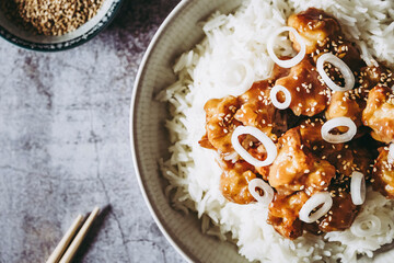 Choux-fleur caramélisé aux graines de sésame et petits oignons accompagné de riz blanc dans une assiette - Plat gourmand asiatique