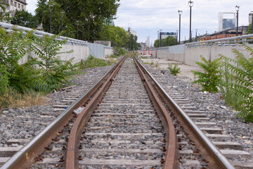 Obraz premium Abandoned train tracks in the city.