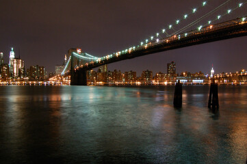 Fototapeta na wymiar Vista panoramica nocturna de los edificios y rascacielos emblemáticos de Manhattan (Nueva York). Estados Unidos de America