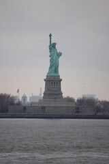 Vista panoramica de la Estatua de la Libertad (Nueva York) desde el ferry de Staten Island. Estados Unidos de America