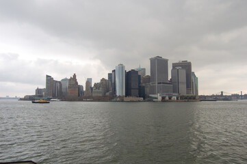 Fototapeta na wymiar Vista panoramica de los edificios y rascacielos emblemáticos de Manhattan (Nueva York) desde el ferry de Staten Island. Estados Unidos de America