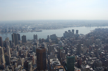 Fototapeta na wymiar Vista panoramica de los edificios y rascacielos emblemáticos de Manhattan (Nueva York). Estados Unidos de America