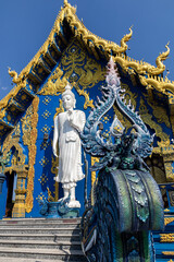 Fototapeta na wymiar Bouddha du temple bleu ou Wat Rong Seua Ten à Chiang Rai, Thaïlande