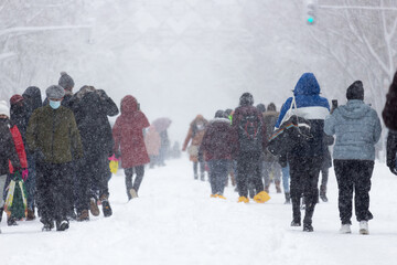 Gente caminando por la calle nevada