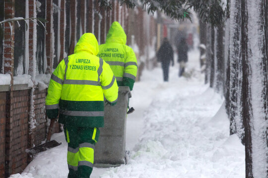 Personas quitando nieve