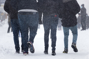 J&oacute;venes caminando en ciudad nevada