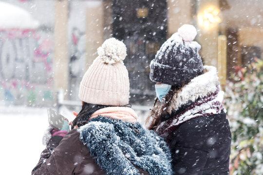 J&oacute;venes en Madrid nevado