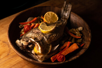 Healthy food. Dorada al horno con limón y verduras. 