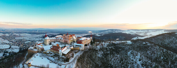 Stift Göttweig in der Wachau im Winter. Wunderschönes Gebäude und berühmte Sehenswürdigkeit in Niederösterreich mit Schnee.