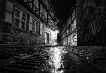 Enge Gasse in der Altstadt von Quedlinburg bei Nacht