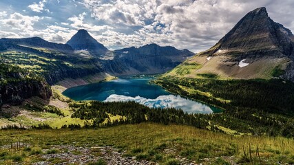Fototapeta premium A view of Hidden Lake and Bearhat Mountain in Glacier National Park, Montana, USA