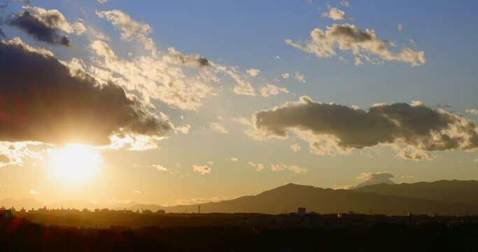 横浜郊外から見る夕暮れの山脈の景色