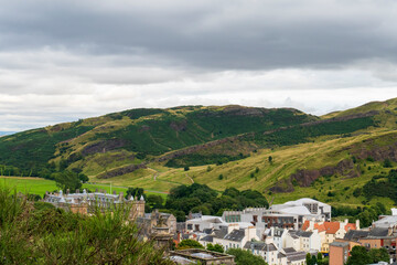 Fototapeta na wymiar Holyroodpark mit dem Felsen Arthurs seat in Edinburgh
