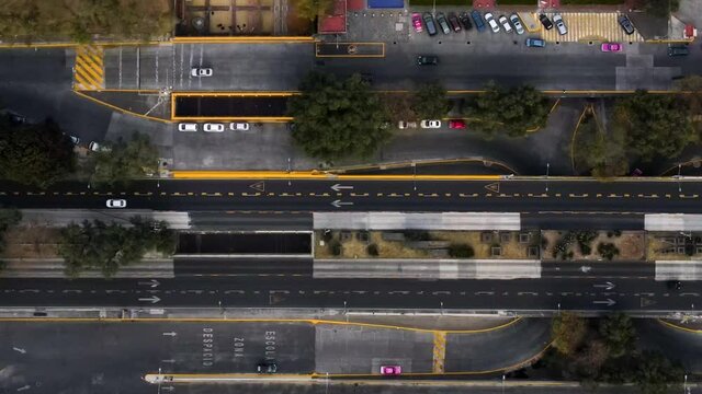 Avenida con tr&aacute;nsito de autos desde vista a&eacute;rea en drone