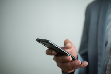 Hombre de negocios con traje casual en fondo blanco haciendo negocios