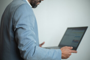 Fototapeta premium Hombre de negocios con traje casual en fondo blanco haciendo negocios