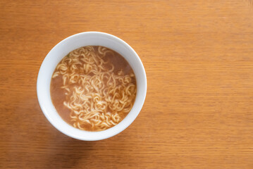 テーブルの上の一杯のラーメン