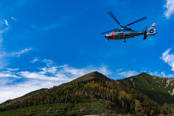 Fototapeta na wymiar 山岳救助ヘリ　ヘリコプターレスキュー