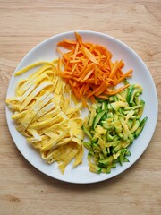 흰색 도자기접시에 담긴 당근, 호박, 계란볶음 
